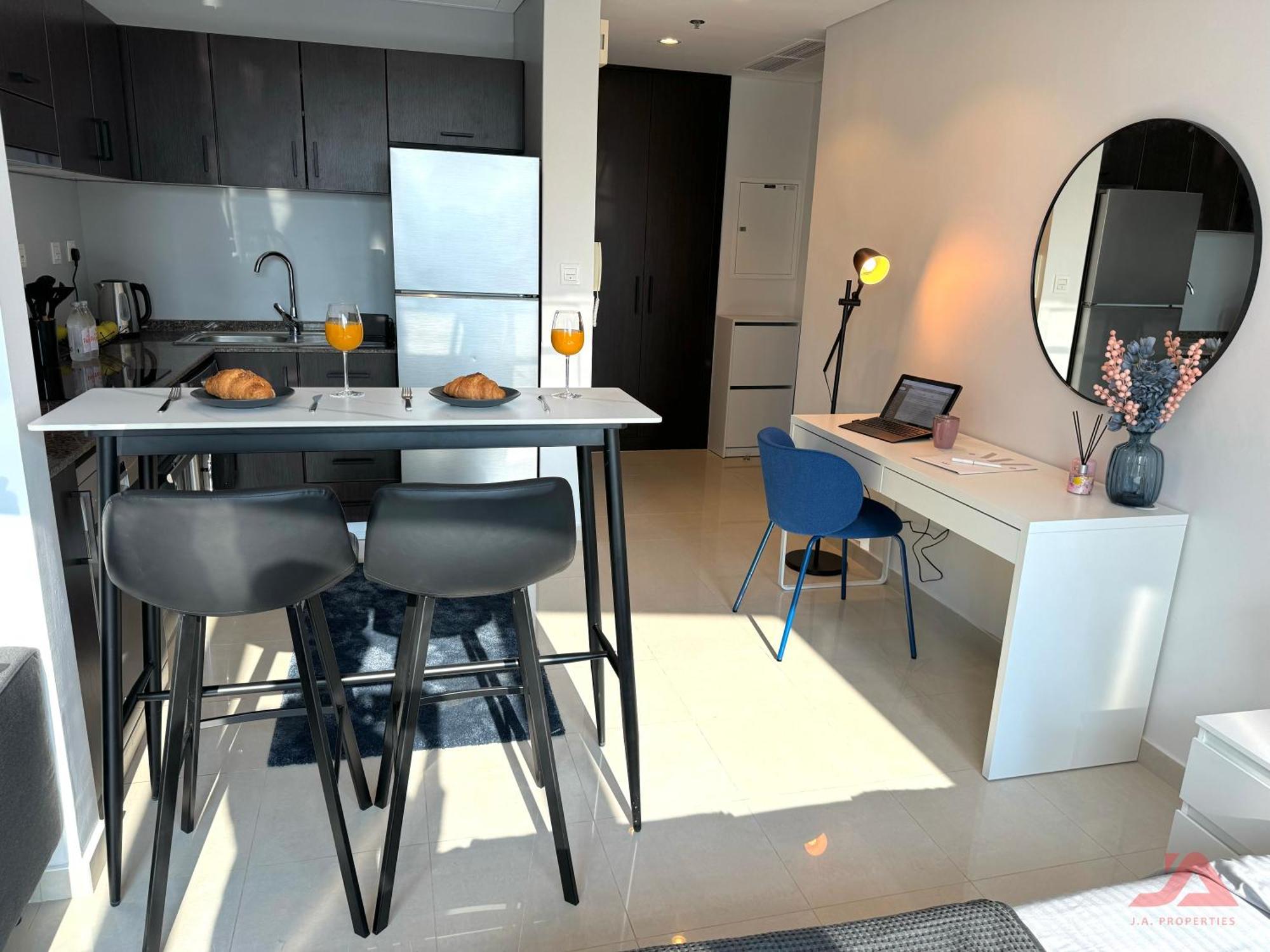 Cozy Marina & Sea View In Bay Tower With Modern Gym & Pool, Steps To & Metro * Dubai