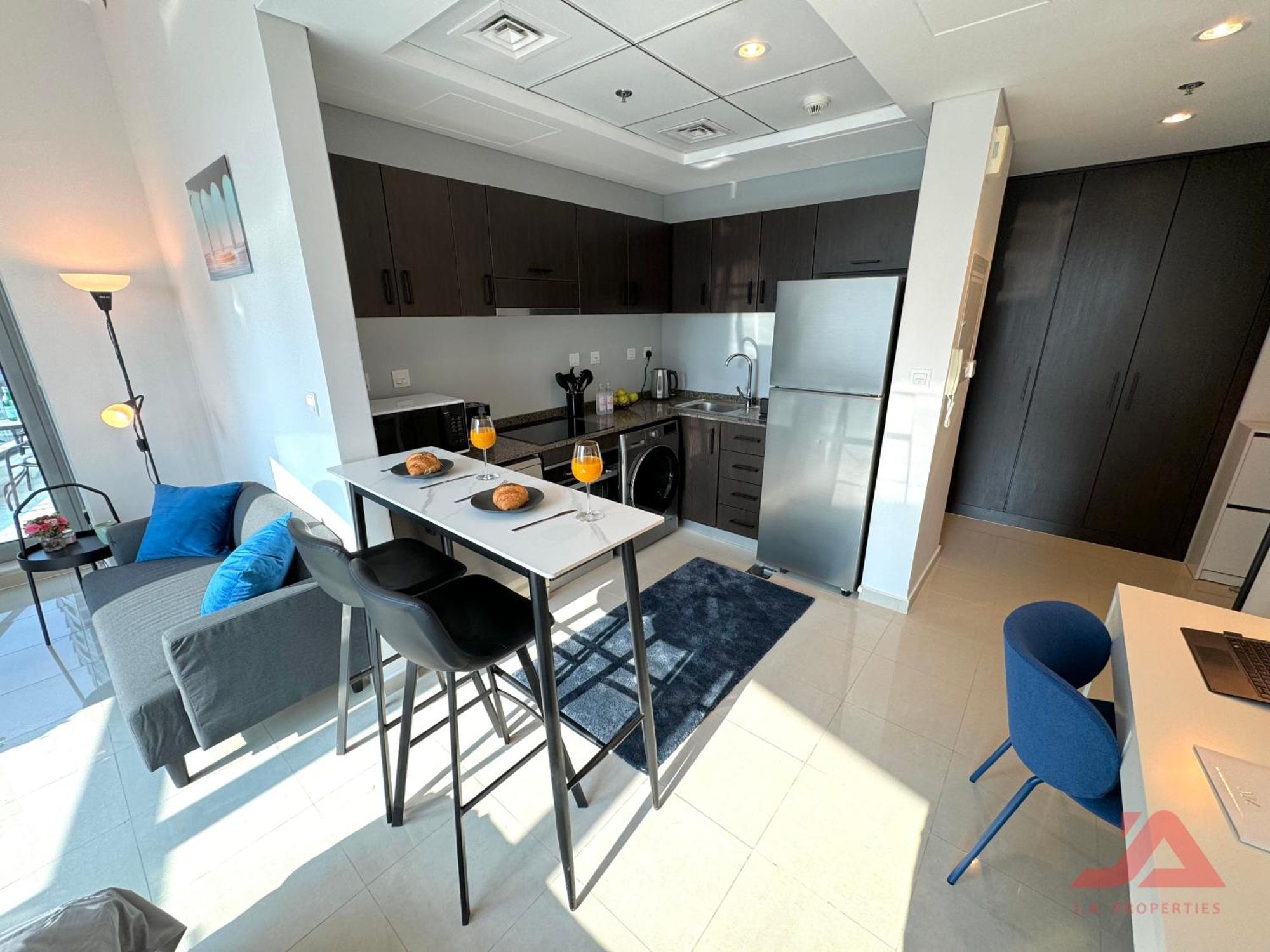 Cozy Marina & Sea View In Bay Tower With Modern Gym & Pool, Steps To & Metro